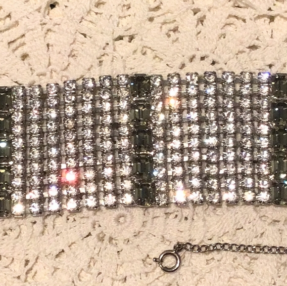 VINTAGE 1950's HIGH END 10 ROW CRYSTAL BRACELET, estate fresh - Picture 6 of 7